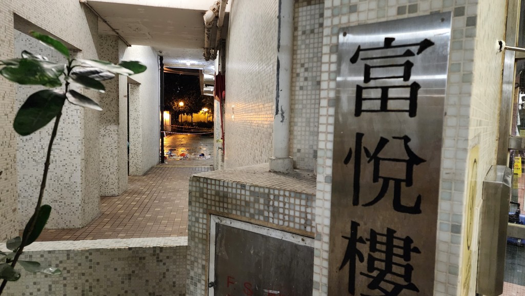 富昌邨富悅樓一名11歲男童疑不滿嫲嫲外出而發脾氣,將多件雜物掉落街。黃文威攝 富昌邨富悅樓一名11歲男童疑不滿嫲嫲外出而發脾氣,將多件雜物掉落街。黃文威攝