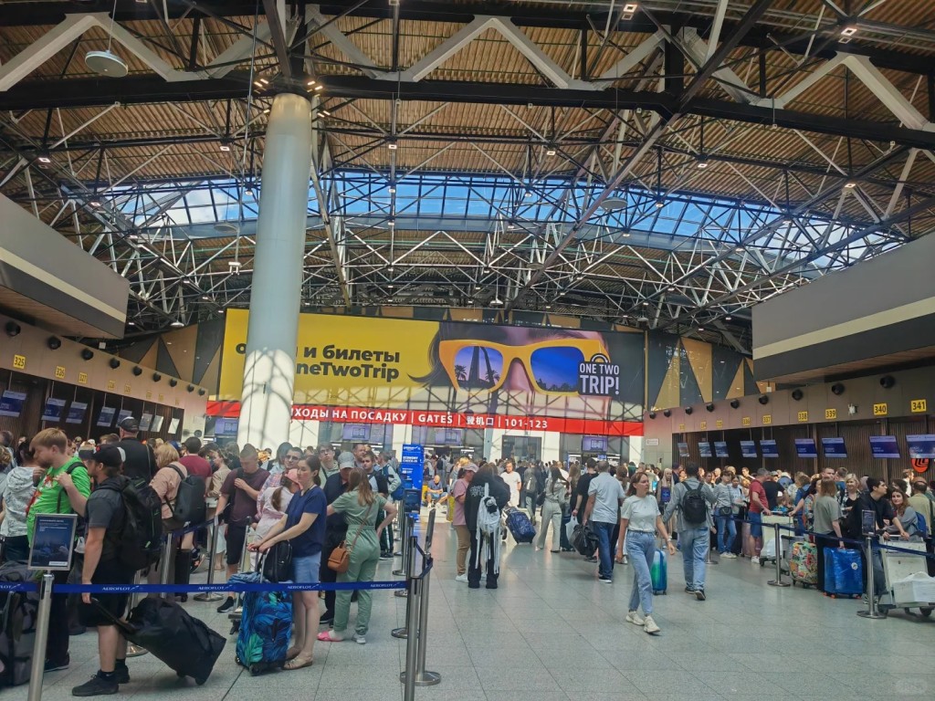 大量旅客因航班取消或延误滞留俄罗斯机场。小红书@一个跟老外打交道的人