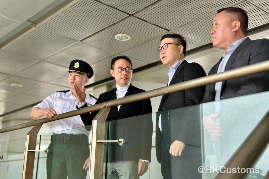 海關關長陳子達(圖左二)走訪多個管制站探望當值同事,了解前線工作情況。 海關關長陳子達(圖左二)走訪多個管制站探望當值同事,了解前線工作情況。