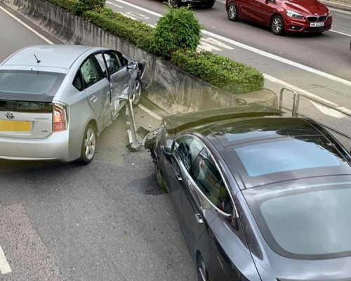 其由肇事私家車車身及車頭損毁嚴重。Jonathan Chan圖片