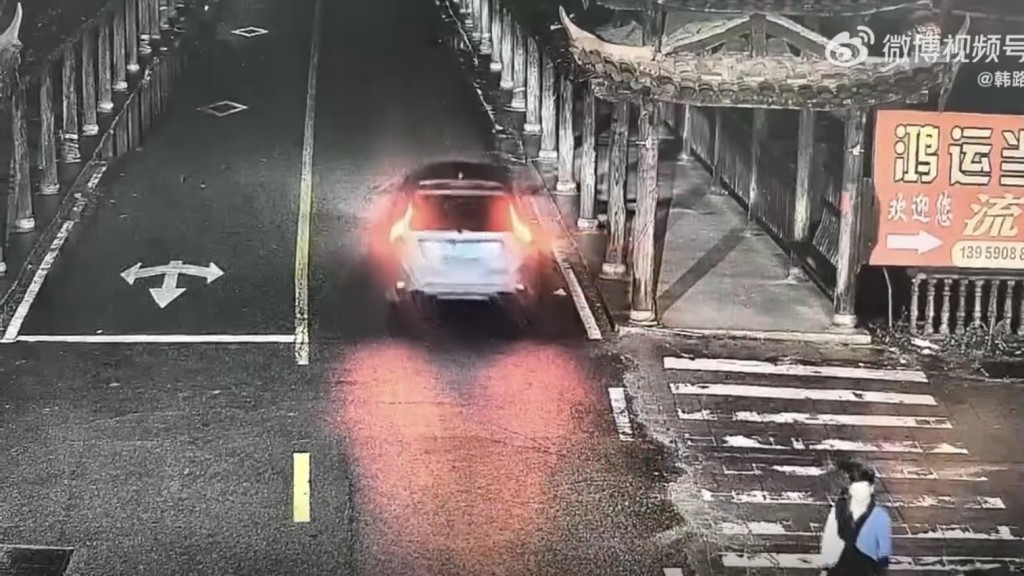 涉事私家车右转。