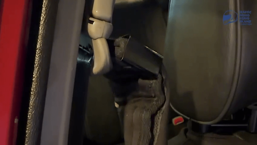 警方拖走一輛懷疑非法干擾安全帶之的士作進一步檢驗。