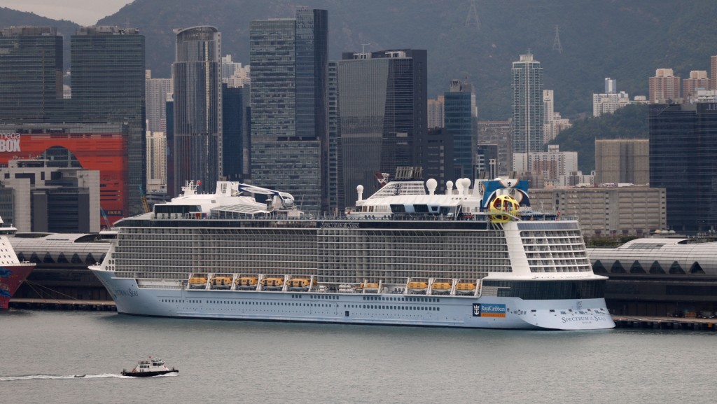 皇家加勒比国际邮轮「海洋光谱号」在香港停泊。 路透社