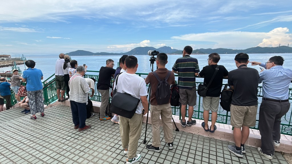 大批市民在海怡半島海濱長堤等候山東艦抵港。