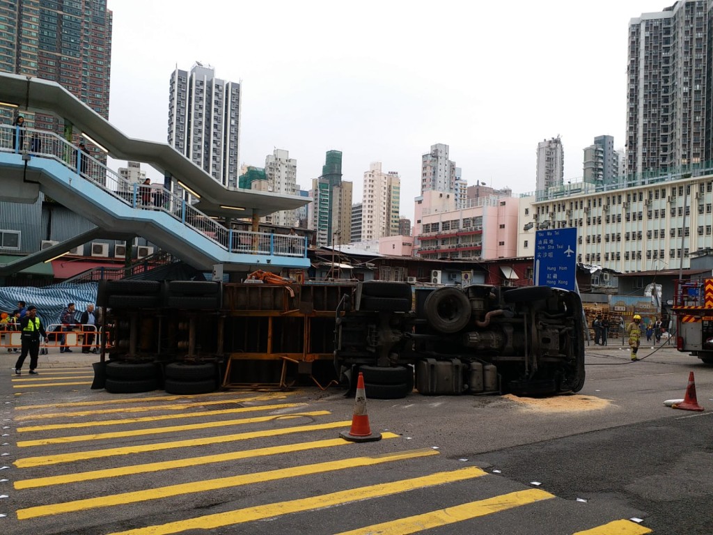 貨櫃車懷疑失控,向左翻側。林思明攝