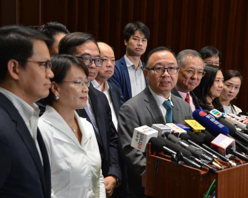 39名建制議員聯署倡移交門檻增至囚7年。