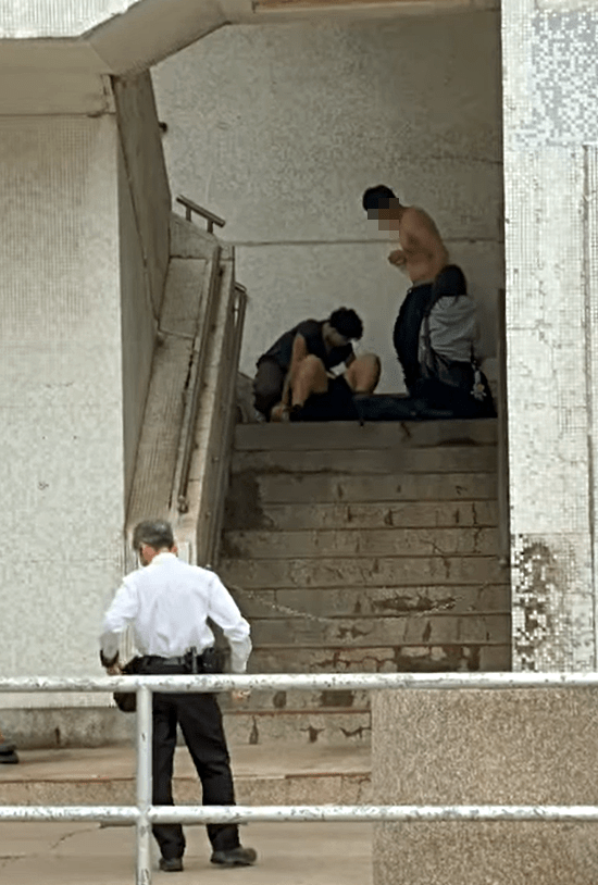 一名男子被人按在地上。網圖
