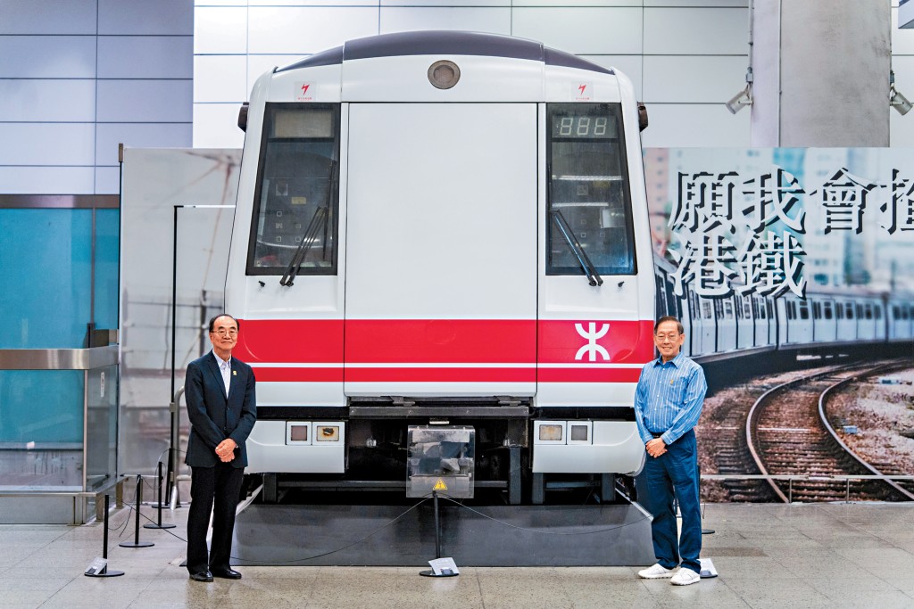 港鐵前車務主管許業雄（右）和港鐵前車務訓練主管曹恩明（左）47年前去英國取經後，把當時最先進的地鐵營運知識傳授給同袍。
