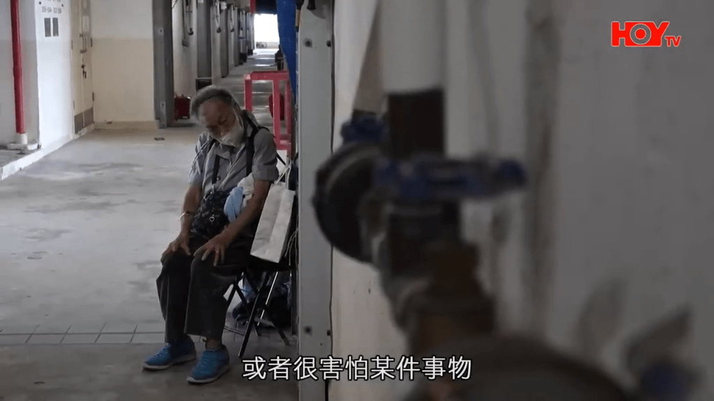 可能很擔心某事，驚人對她不好，或驚政府對付她。（HOY TV節目《一線搜查》截圖）