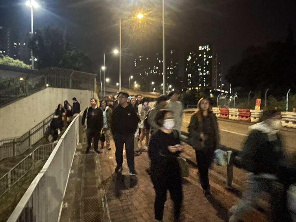 多名乘客在警方指揮下下車，沿馬路步行離開現場。FB 香港突發事故報料區及討論區 圖片