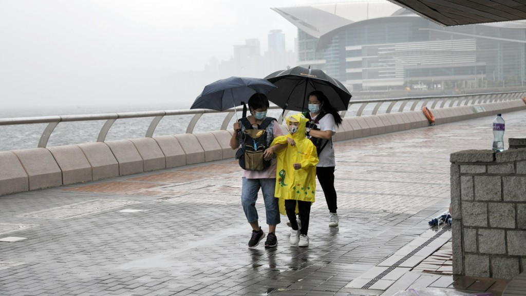 驟雨正影響南海北部及廣東沿岸。資料圖片
