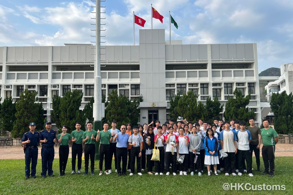 有份参与“赛马会鼓掌．创你程计划”的三间中学，同学们去到香港海关学院参观。