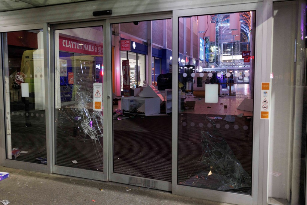 利物浦街头有玻璃门被击碎。路透社