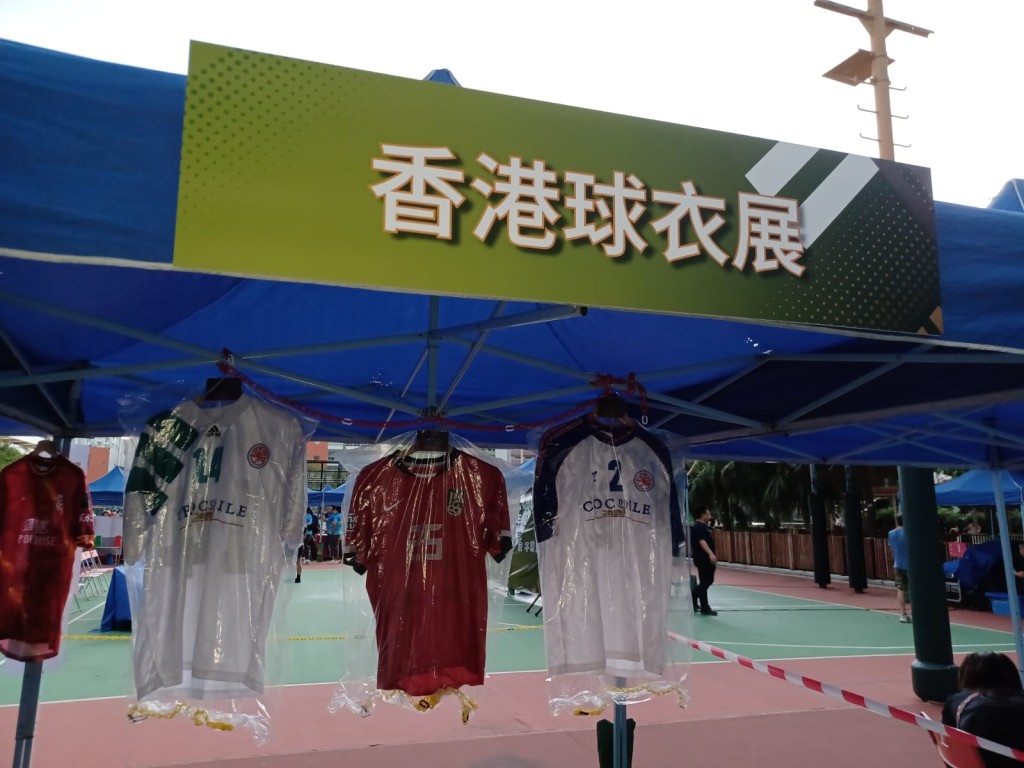 深水埗举办球衣展，让球迷欣赏东方王朝球衣。 受访者图片