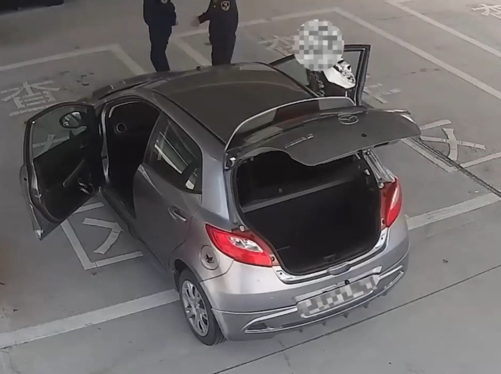 珠海拱北海关发现一名扮孕妇的女子走私白银19公斤。海关发布 珠海拱北海关发现一名扮孕妇的女子走私白银19公斤。海关发布