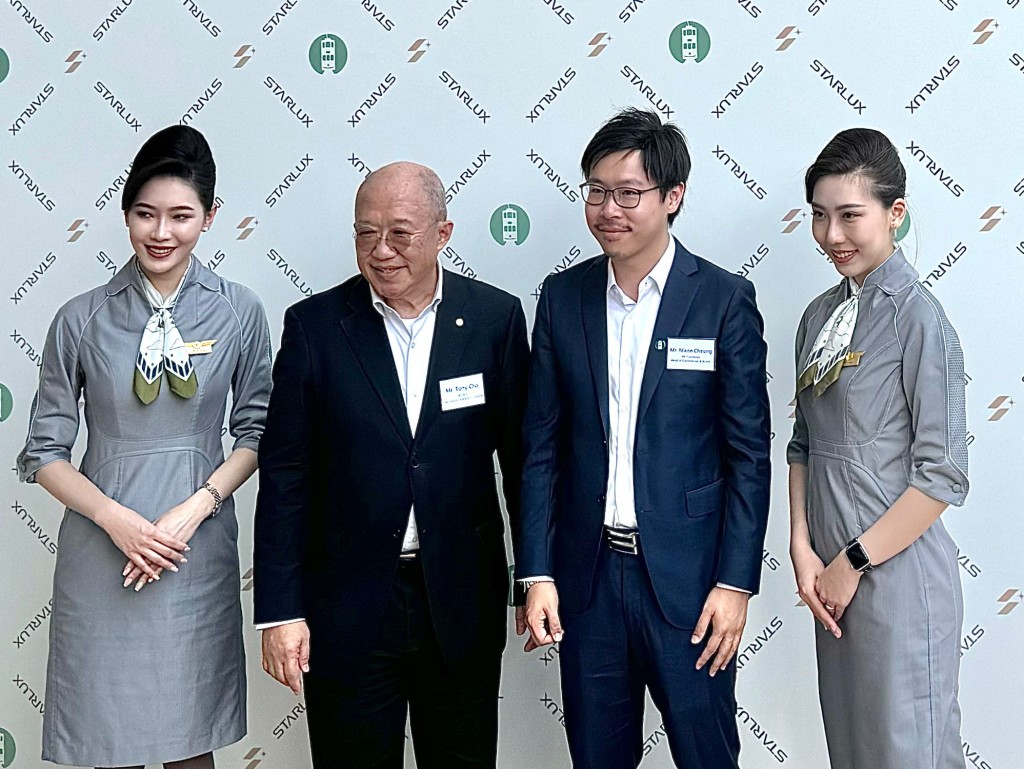 星宇航空中國大陸首席代表兼香港分公司總經理周寶裕（左二）；香港電車市場商務及品牌總監張永恆（左三）。