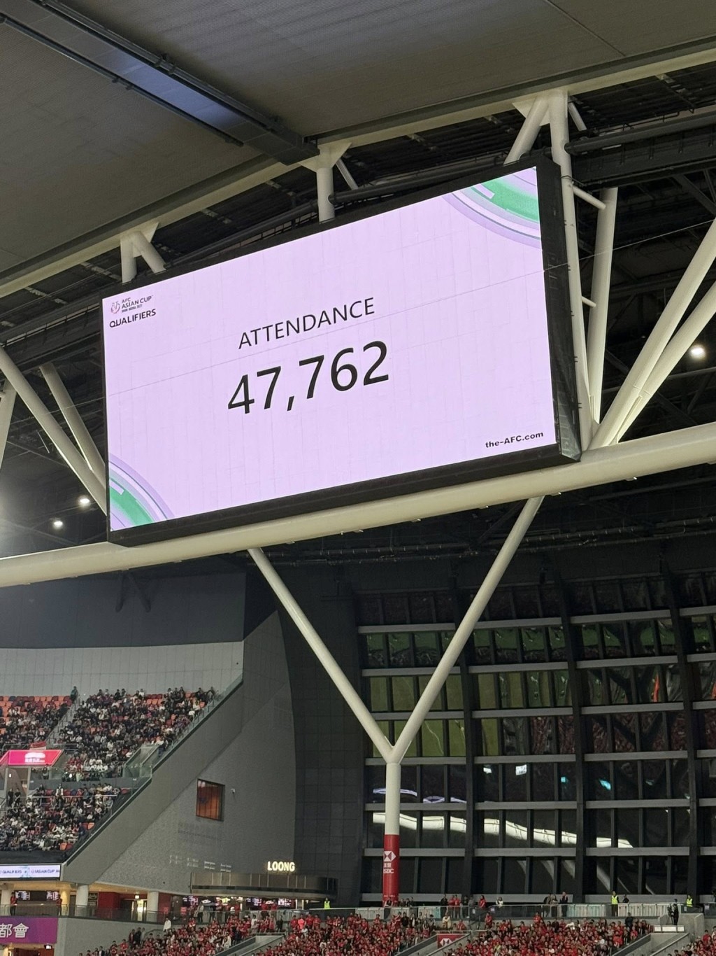 港隊啟德主場館迎戰新加坡，吸引多達47,762名球迷入場支持下，破新紀錄。羅淑佩FB圖片