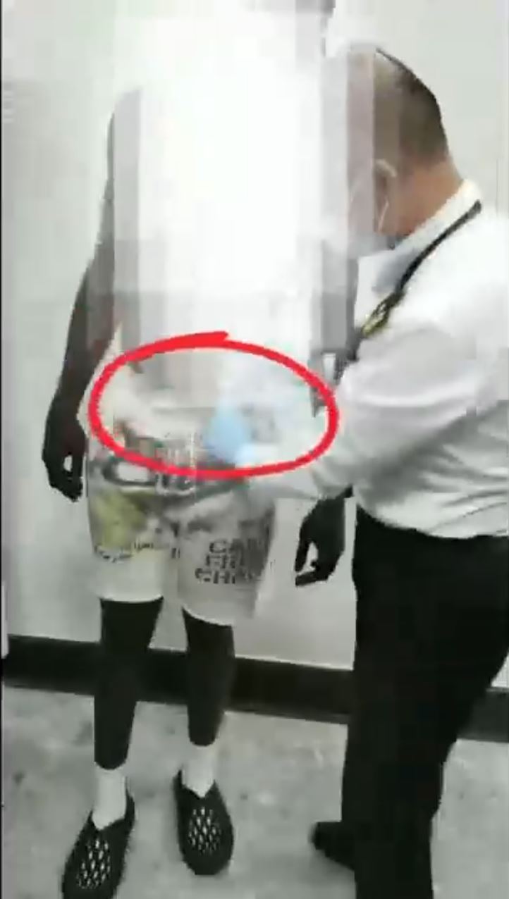 黑人男子入境時被搜出底褲藏11.2克大麻。海關發布