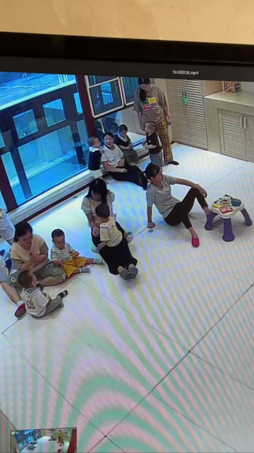 多益網絡承認徐波已有逾百子，其中代孕在美出生的有12人。微博@二妞媽_13個孩子的媽媽