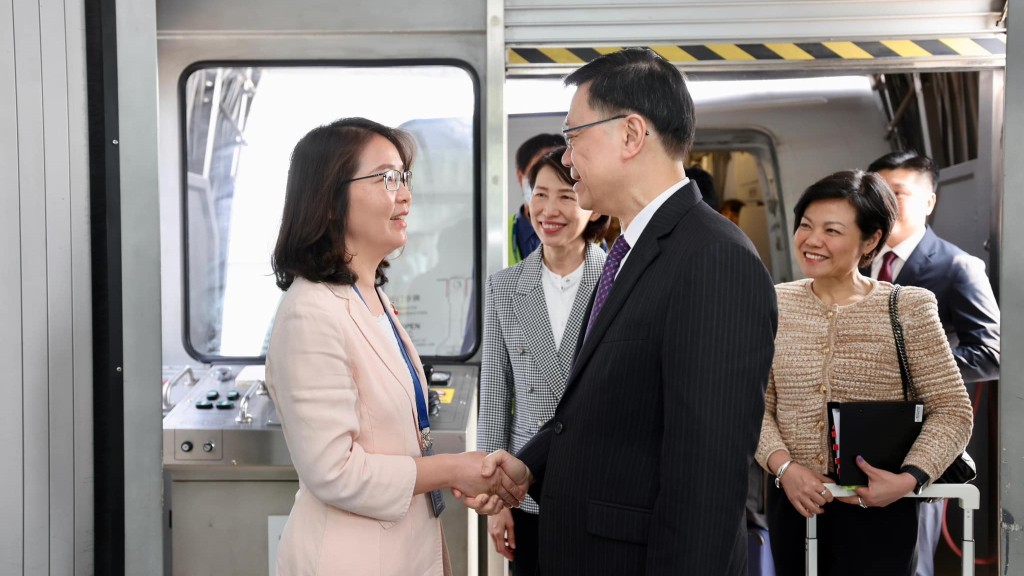 行政長官李家超今日(19日)率領特區政府代表團前往北京,出席明日開幕的京港洽談會。李家超FB圖片