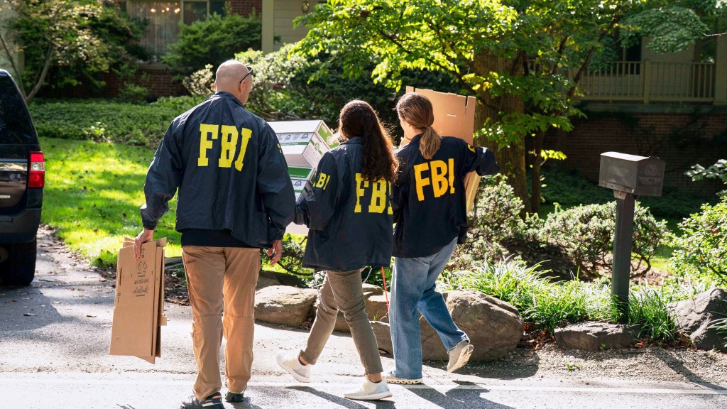 FBI特工搜查博爾頓住所。 美聯社 FBI特工搜查博爾頓住所。 美聯社