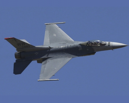 駐日美軍F16戰機油箱拋落住宅區附近，惹怒當地民眾。AP資料圖片
