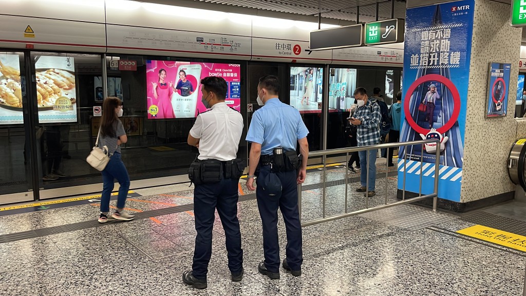 荃湾綫恢复服务前，警员在发生列车甩门事件的油麻地巡逻。李家杰摄