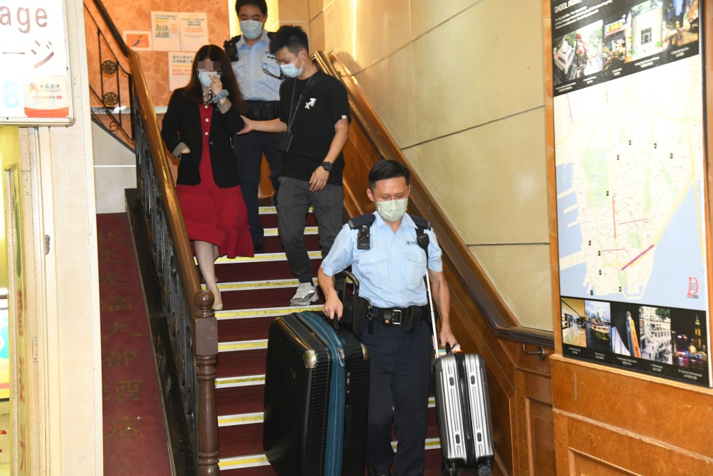 警員將涉嫌逾期居留女子帶署。