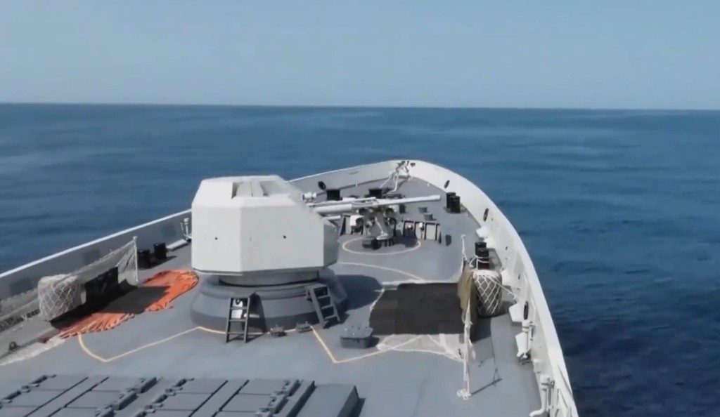  054A舰护卫舰主炮上弹，与闯入台湾海峡的外军大舰，缠斗20小时驱离。央视