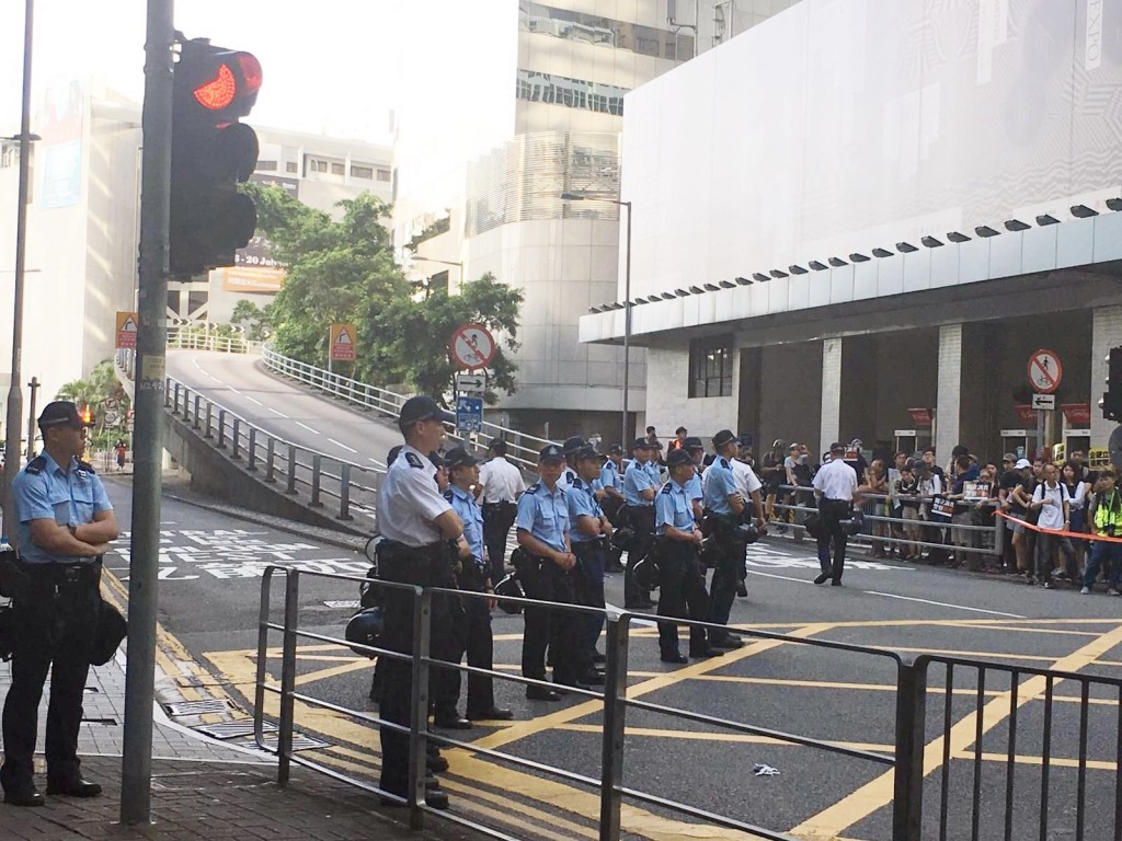 約20多名警員在警總外築成防線