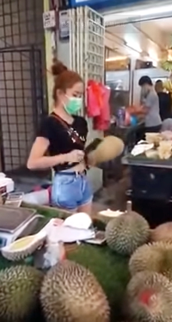 女子以嫻熟刀法開榴槤。影片截圖