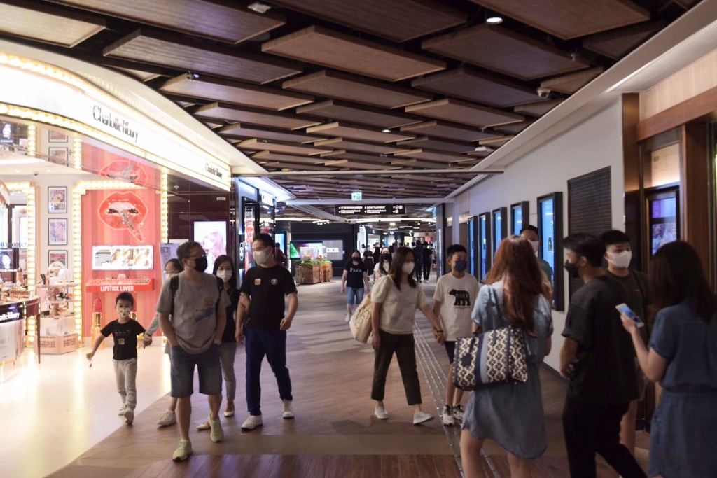 市民在疫情下留港消費。