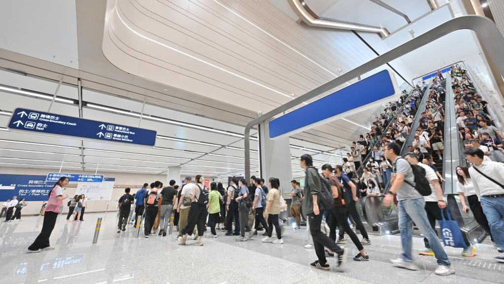 特區政府今日於皇崗口岸港方口岸區舉行大型演練,為日後口岸正式開通作好準備。資料圖片 特區政府今日於皇崗口岸港方口岸區舉行大型演練,為日後口岸正式開通作好準備。資料圖片