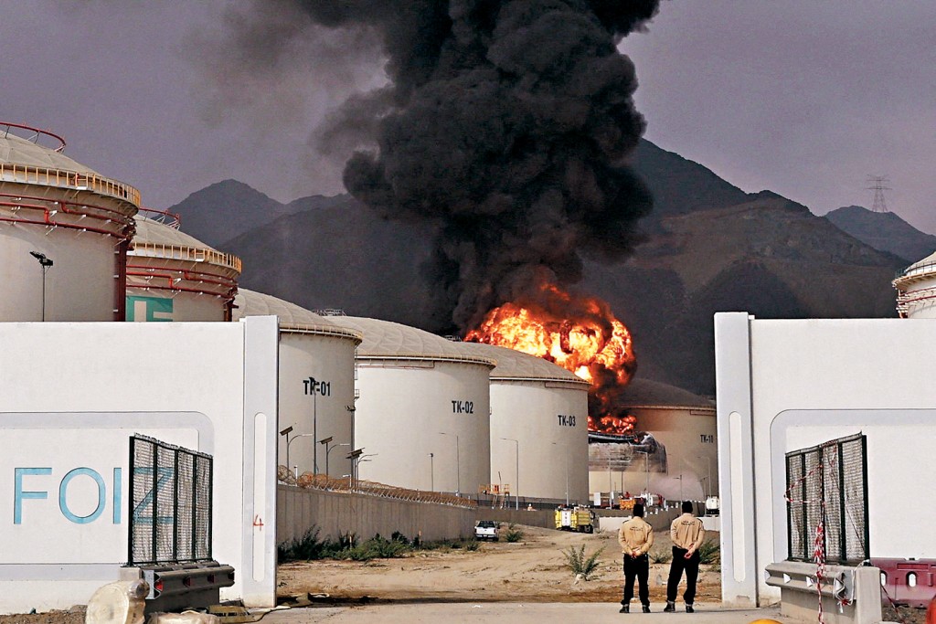 在阿聯酋石油樞紐富查伊拉港的石油工業區，防空系統攔截無人機產生的碎片引發火災。