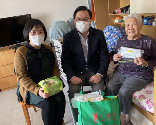 林健鋒(中)在屯門民政事務專員馮雅慧(左)陪同下,聯同仁愛堂代表到屯門大興邨探訪長者和派發口罩等抗疫物資。 政府圖片