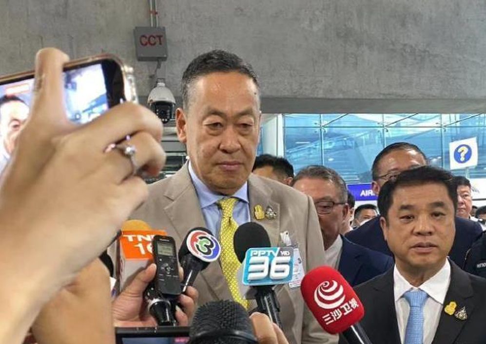 泰国总理赛塔携多位内阁部长现身素万那普机场，迎接首批免签中国游客入境。中国桥网微博