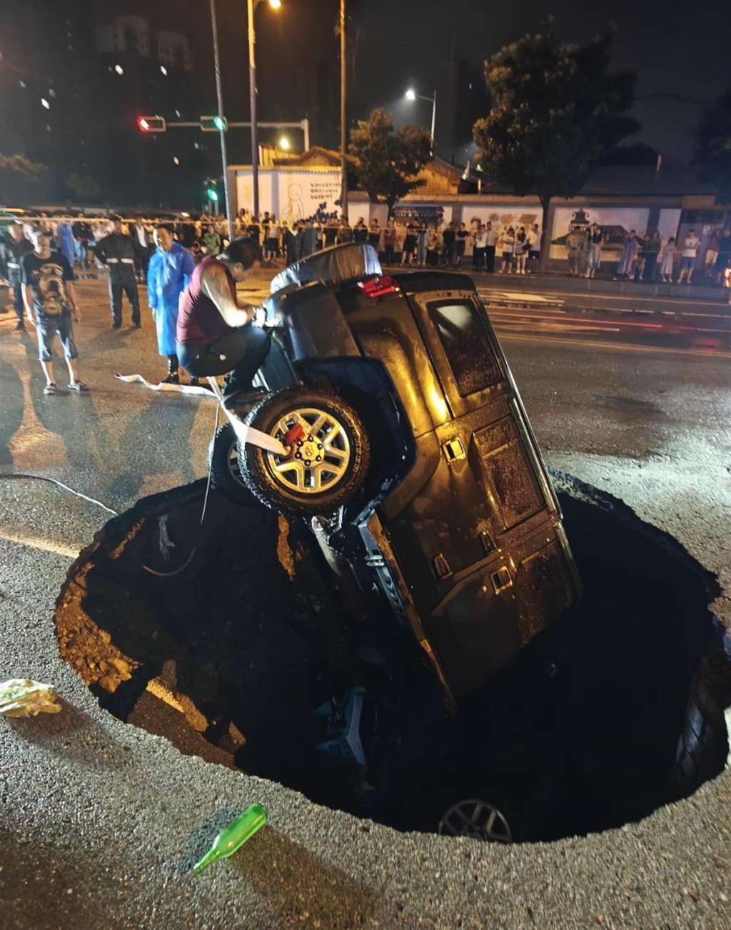 呼和浩特路面塌陷私家車墜入坑中。極目新聞