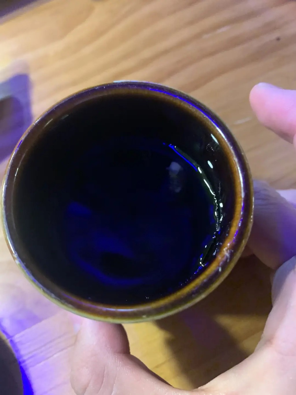 由於杯子是深色且不透光，所以顧客剛開始時未有發現。網圖