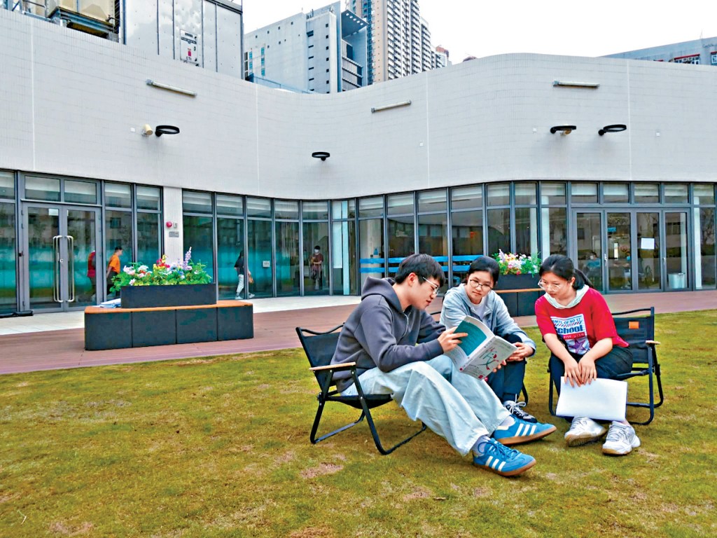 陳冠文（左起）、余嘉慧和黃玉婷均表示，入住「東蒲」後備試效率明顯上升，較輕鬆的氛圍亦有助紓緩壓力。 