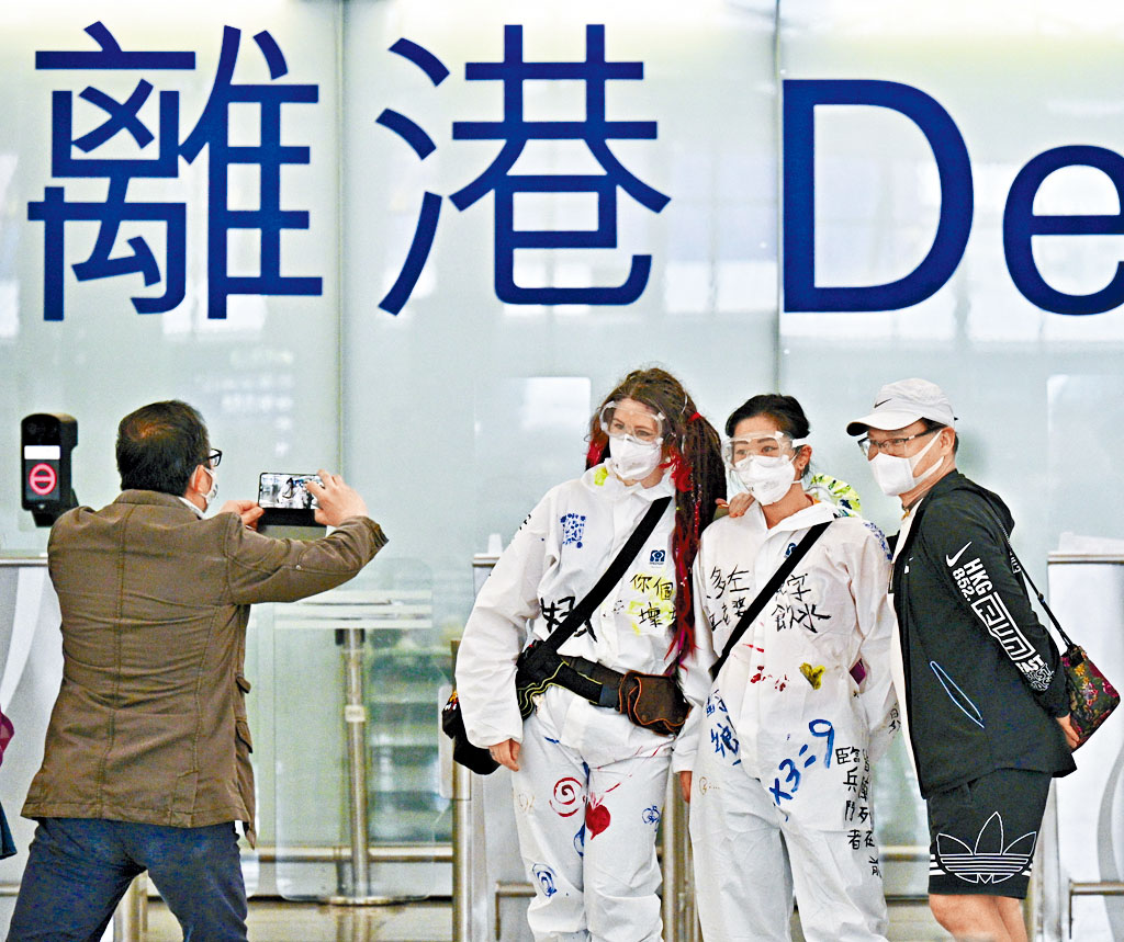 梁振英相信,「移居」的人將會大比例回流。