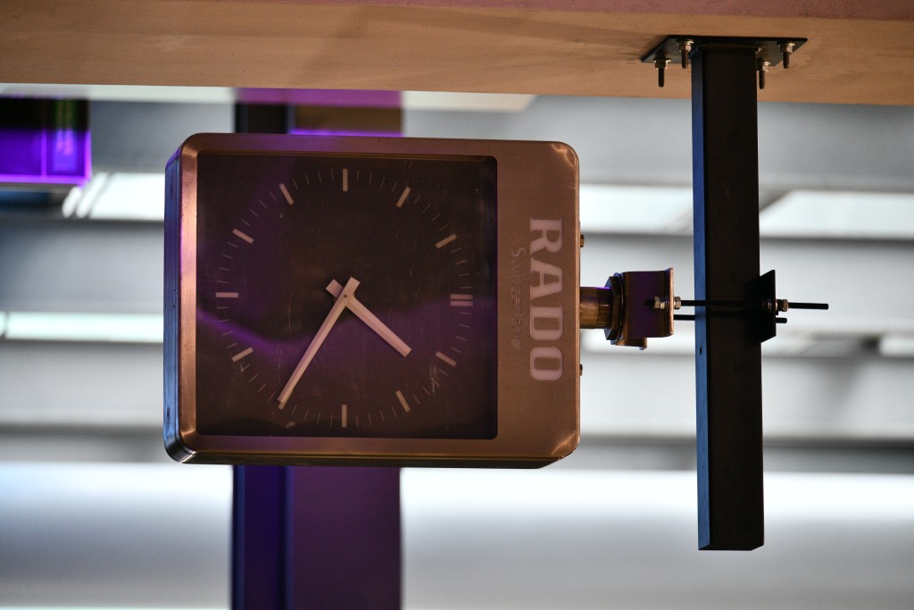重现全球独有的港铁RADO钟。卢江球摄