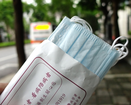 網民從信封內拿出口罩送婦人遭拒接受。facebook「爆怨公社」社交群組相片