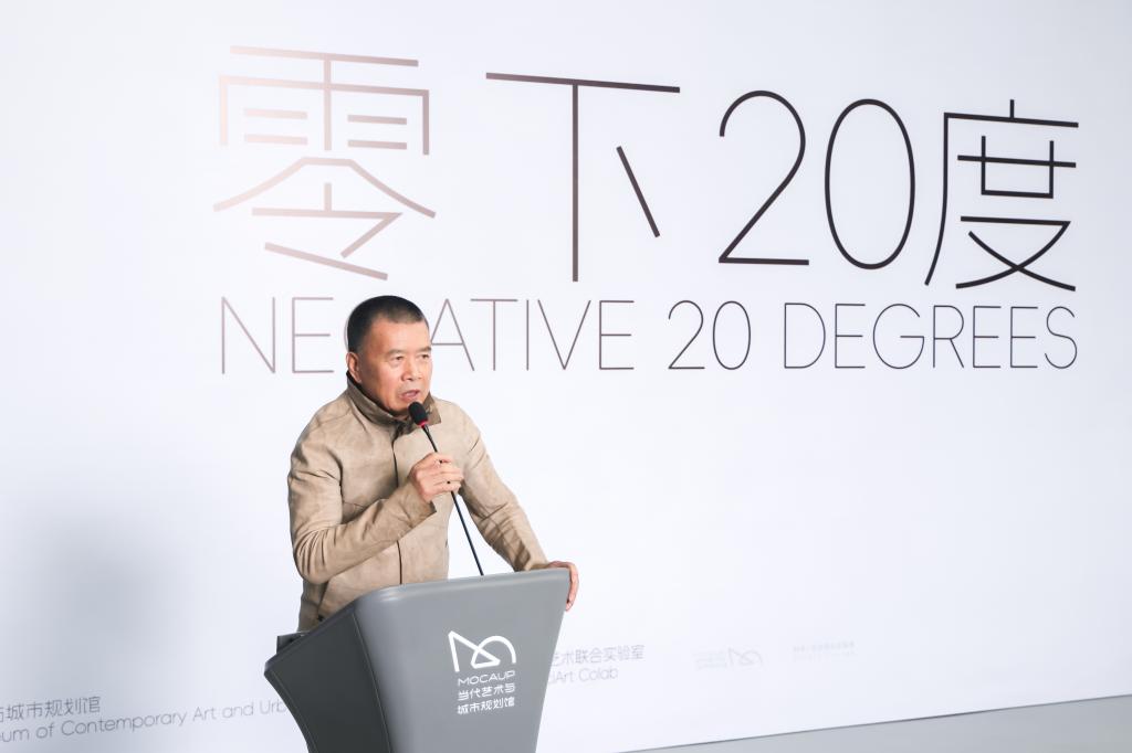 沈少民希望觀眾感受到「被凍得僵硬而浪漫的詩歌」。