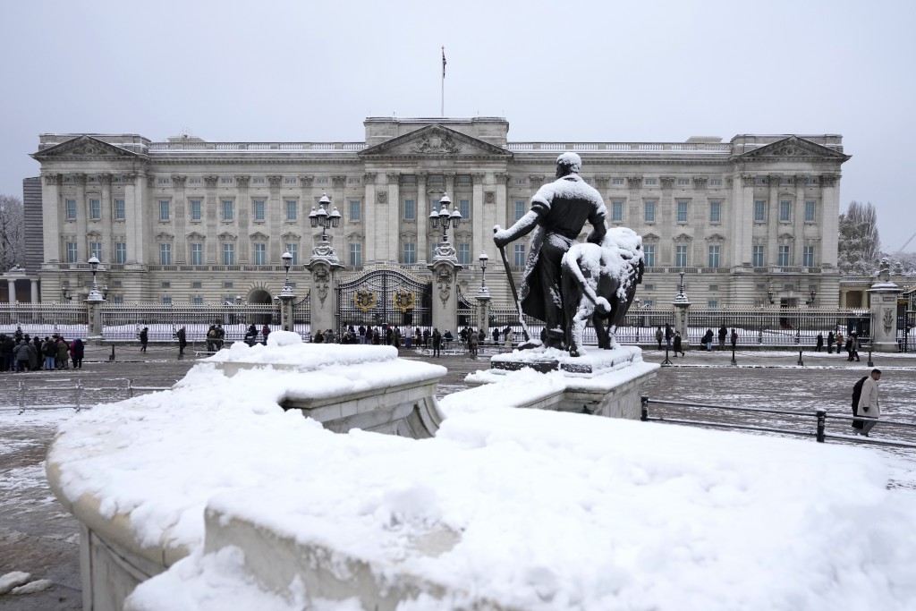 倫敦白金漢宮附近一座白雪覆蓋的雕像。AP