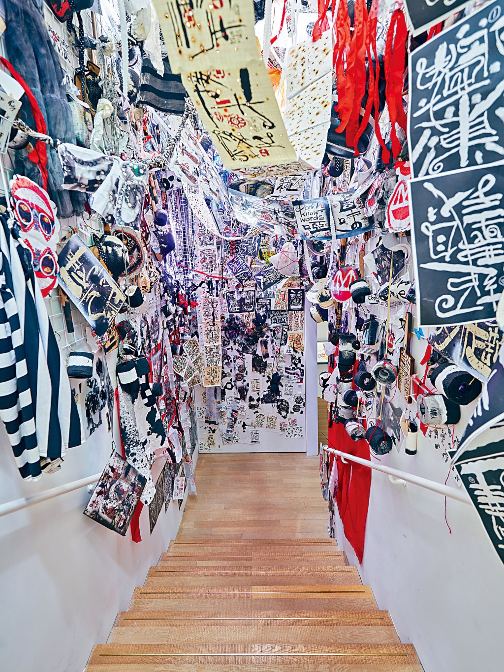 蛙王郭的《会呼吸的生命体》（2021年），依旧以其洋洋洒洒的墨宝，塑造出混合媒介与特定场域的互动装置。