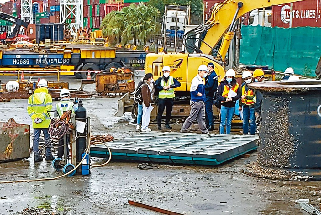 警方及勞工處人員到場調查,地面遺下被炸開緩衝板。