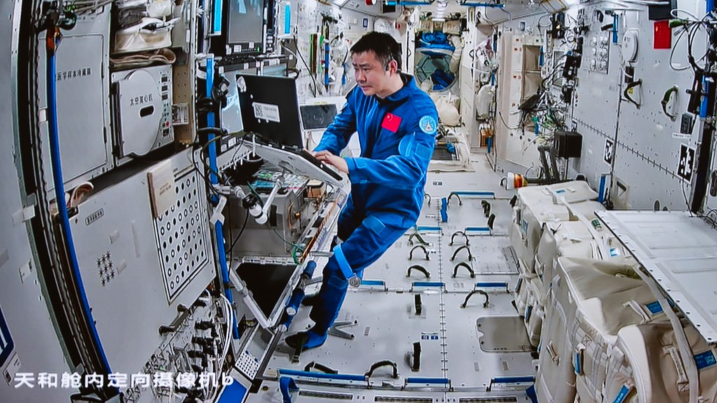 陳冬在太空站組合體艙內工作的畫面。 新華社 