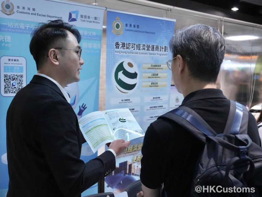 海關展覽攤位向在場人士推廣多項便利商貿計劃。