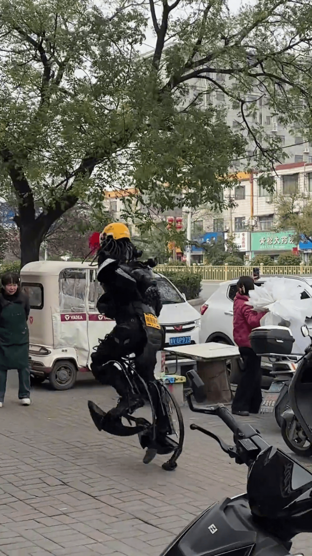 周高賽穿上機甲現身奶茶店的影片，震驚網友。 抖音