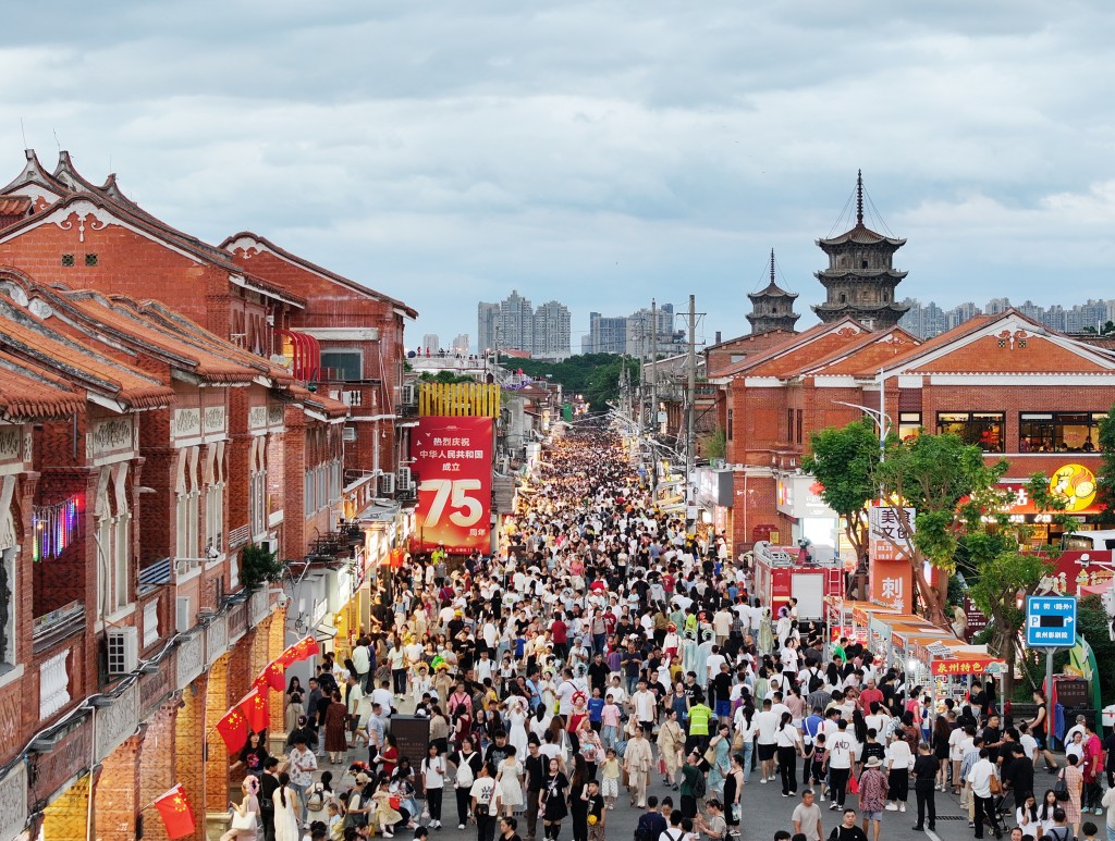 国庆长假首日3.31亿人次跨区域流动。图为福建省泉州市西街。新华社  